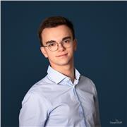 Le mathématicien, tel un grimpeur, atteint le sommet non par la paroi la plus abrupte, mais par la pente patiente.